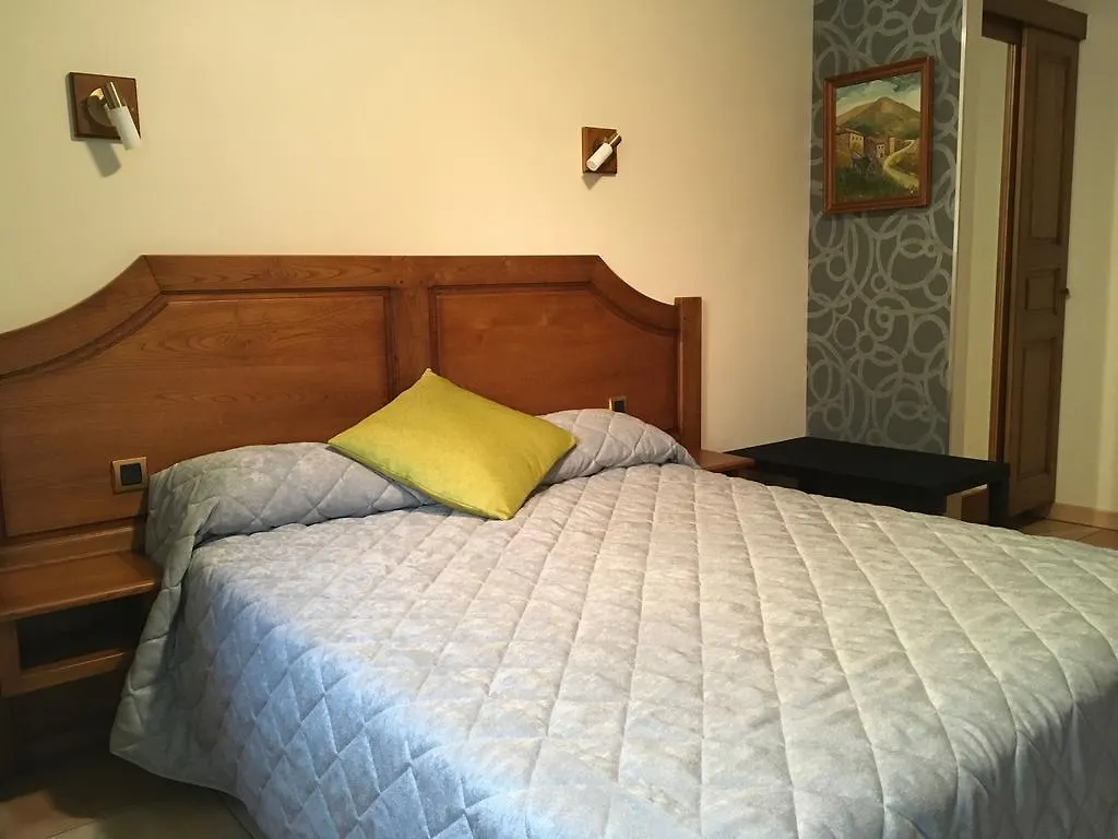 Hotel Aux Vieux Arceaux à Mercuer 3*,