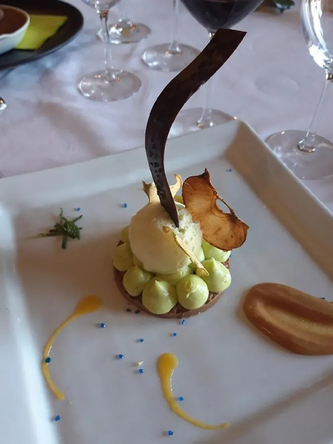 Hotel Aux Vieux Arceaux à Mercuer 3*,